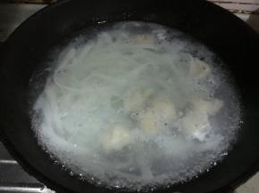 汤滚后倒入鱼皮饺，搅动片刻