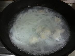 汤滚后倒入鱼皮饺，搅动片刻