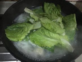 锅内再次沸腾后加入生菜叶
