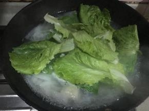 锅内再次沸腾后加入生菜叶