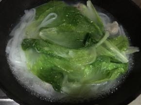 生菜叶略滚一滚就能熟，又不会损失鲜嫩的口感