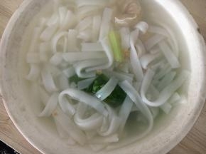 加盐调味，然后起锅上桌。