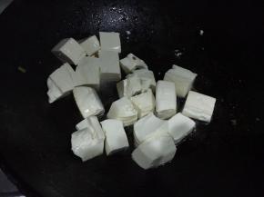 热锅下油，倒入豆腐，此时火量调小，豆腐不要翻动，煎片刻