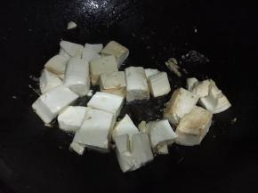 继续煎3-5分钟，等待大部分豆腐都有金黄色的一面后，再进行翻转。