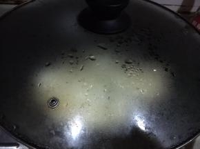 两面都有金黄色后，加盖焖煮片刻