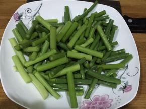 蒜薹洗净切段