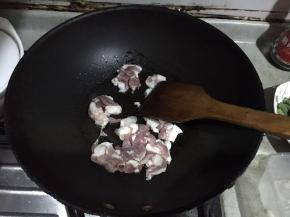 倒肉下锅，反复煸炒出油，肉才香哦。