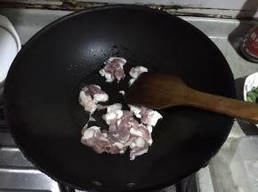 倒肉下锅，反复煸炒出油，肉才香哦。