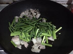 倒蒜薹入锅翻炒