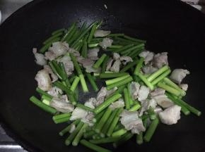 反复翻炒，约5-8分钟