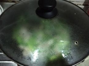 加水盖锅继续焖