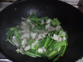 揭盖翻炒，至蒜薹颜色变深整体变软，就表示已经熟透了