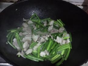 揭盖翻炒，至蒜薹颜色变深整体变软，就表示已经熟透了