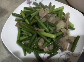 出锅盛起，一道下饭的蒜薹小炒肉就好了。