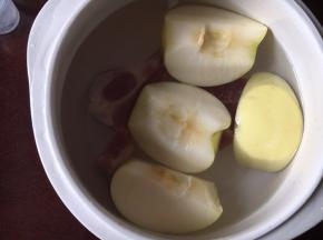 倒入炖锅中，加适量水，一般是3-4碗左右。