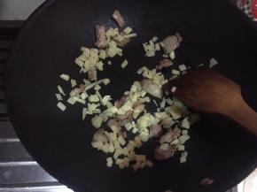 倒入土豆块翻炒