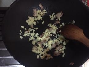 倒入土豆块翻炒