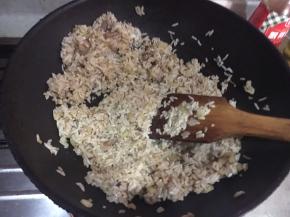 倒入米饭后反复翻炒