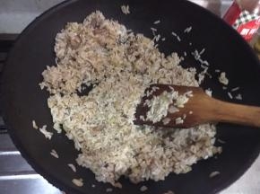 倒入米饭后反复翻炒