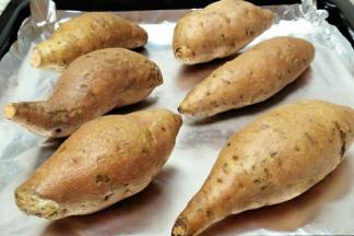 小红薯洗净.用纸擦干.放入铺有锡纸的烤盘