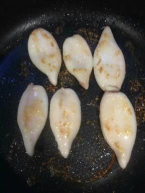 坐锅，放入黄油，待黄油完全融化放入鱿鱼，小火慢煎至金黄取出，放入青红椒煎至8成熟取出。