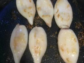 坐锅，放入黄油，待黄油完全融化放入鱿鱼，小火慢煎至金黄取出，放入青红椒煎至8成熟取出。