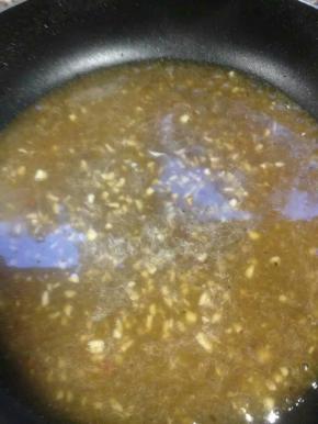 关火，放入一半的姜蒜末和一半的洋葱末，去一碗清水烧开。在取一只汤碗，倒入适量的盐、鸡精、生抽、耗油、黑胡椒末、洋葱、淀粉，加入适量的清水搅拌均匀，倒入烧烤的过重，不停搅拌至粘稠。