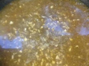 关火，放入一半的姜蒜末和一半的洋葱末，去一碗清水烧开。在取一只汤碗，倒入适量的盐、鸡精、生抽、耗油、黑胡椒末、洋葱、淀粉，加入适量的清水搅拌均匀，倒入烧烤的过重，不停搅拌至粘稠。