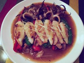 取干净的盘子，白上青红椒和煎好的鱿鱼，淋上做好的汁即可。