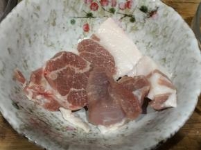猪肉有肥有瘦，搭配着用料理机打碎变成肉糜