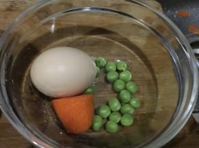 鸡蛋只取蛋清，蛋黄留用，豌豆和胡萝卜洗净后也由料理机打碎