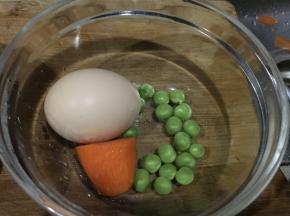 鸡蛋只取蛋清，蛋黄留用，豌豆和胡萝卜洗净后也由料理机打碎