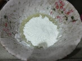 蛋清加淀粉，再倒入少量清水