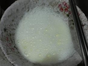 蛋清加淀粉加清水，加盐搅匀