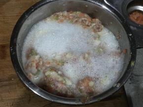 倒入猪肉糜中拌匀