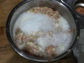 倒入猪肉糜中拌匀