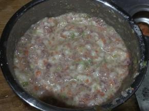 多搅拌几次，就能吸收进去了，最后放到电饭煲去蒸熟