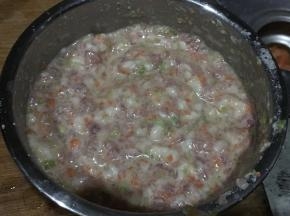 多搅拌几次，就能吸收进去了，最后放到电饭煲去蒸熟