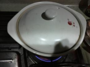 汤煲倒入3-4碗水等待沸腾