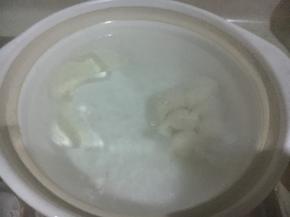 汤滚后把鱼皮饺放入，撒点油花