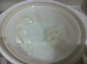 汤滚后把鱼皮饺放入，撒点油花