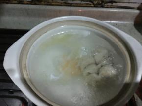 约七八分钟汤水重新沸腾，按个人喜好加蛋