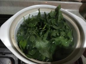 同样待汤滚后倒入枸杞叶滚熟