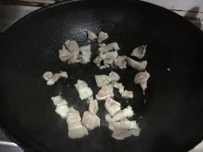 热锅下油爆香肉片