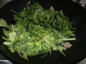 至猪肉有微微金黄后，倒入芹菜翻炒