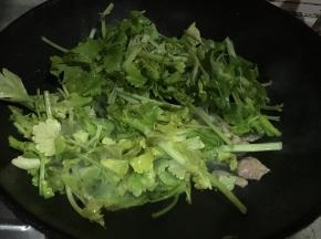 至猪肉有微微金黄后，倒入芹菜翻炒