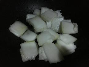 新鲜冬瓜去皮切片，不要太厚也不用太薄，方便煮熟。