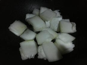 新鲜冬瓜去皮切片，不要太厚也不用太薄，方便煮熟。