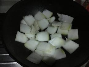 热锅下油，倒入冬瓜片翻炒3分钟