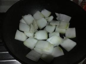 热锅下油，倒入冬瓜片翻炒3分钟